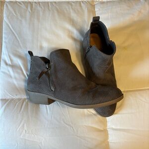 Universal Threads brown booties size 8.5